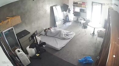 黑客破解家庭网络摄像头偷拍❤️住毛坯房的年轻情侣疯狂做爱 有时一天做爱几次（59V) (29)